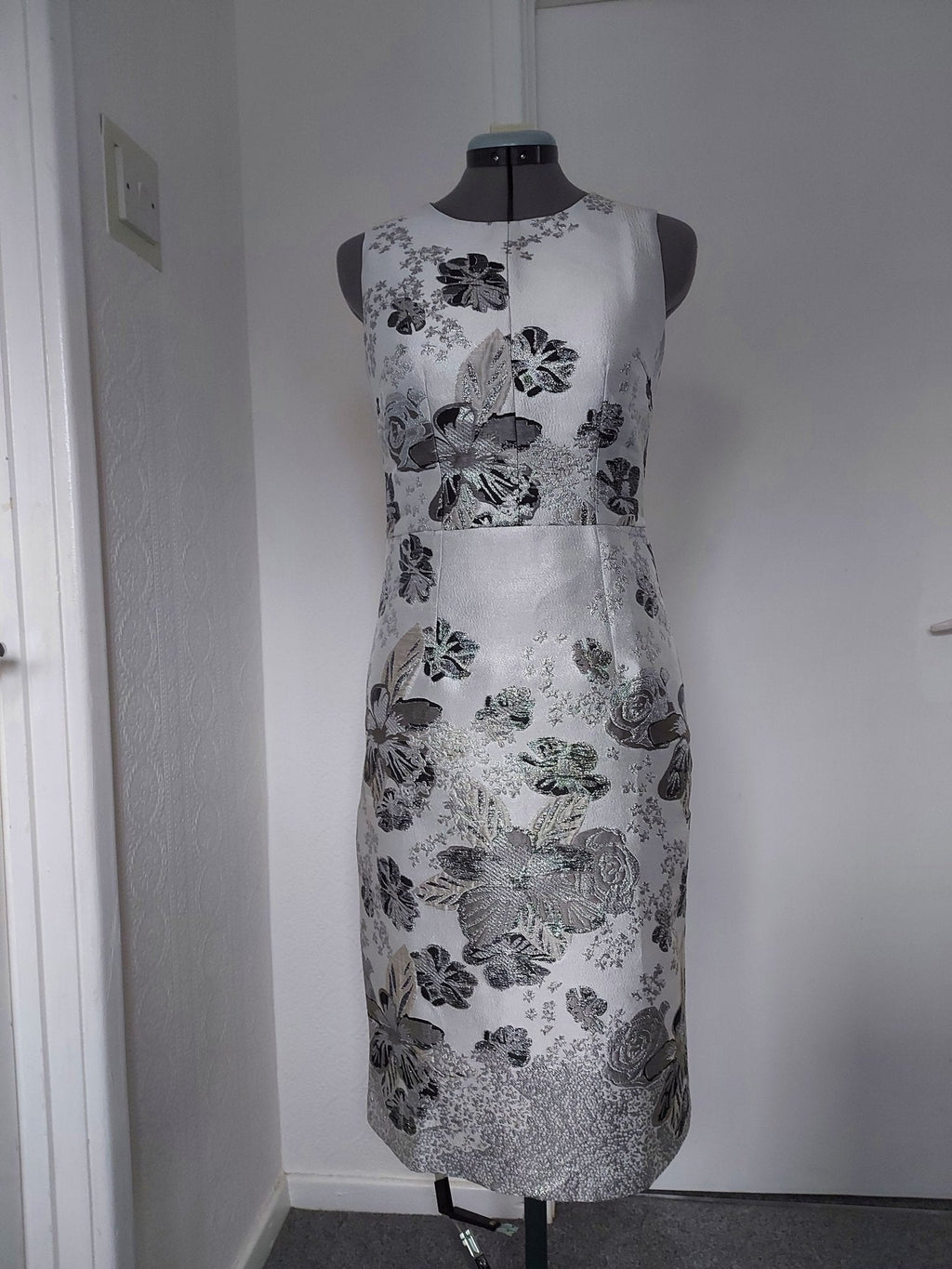 The silver jacquard mum dress and long coat suit-5
