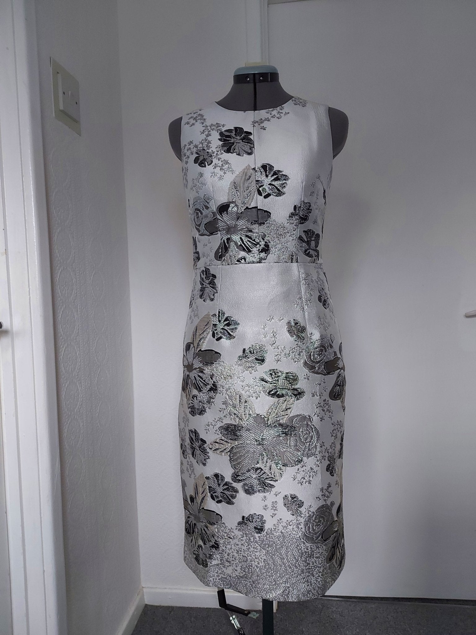 The silver jacquard mum dress and long coat suit-5