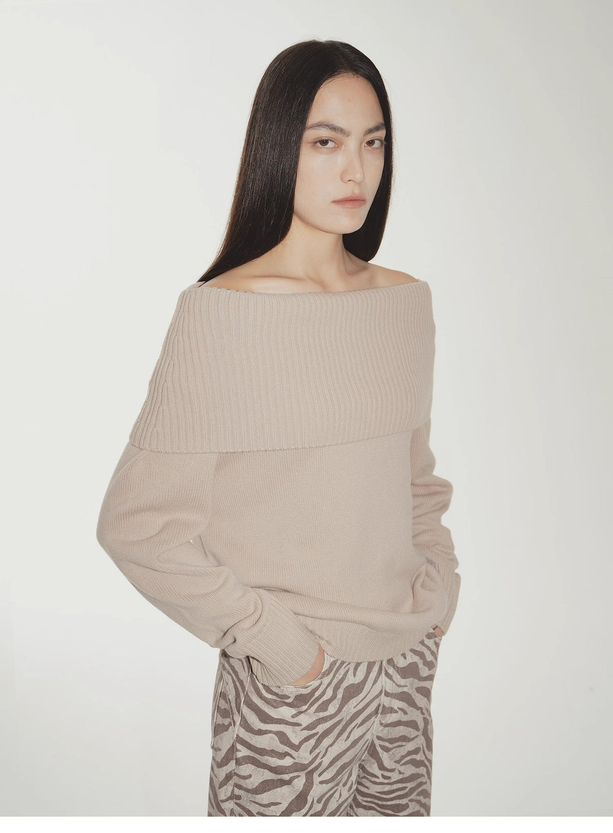 "Warm Women's Formula" French simple and versatile merino wool blended one-neck off-the-shoulder sweater-2