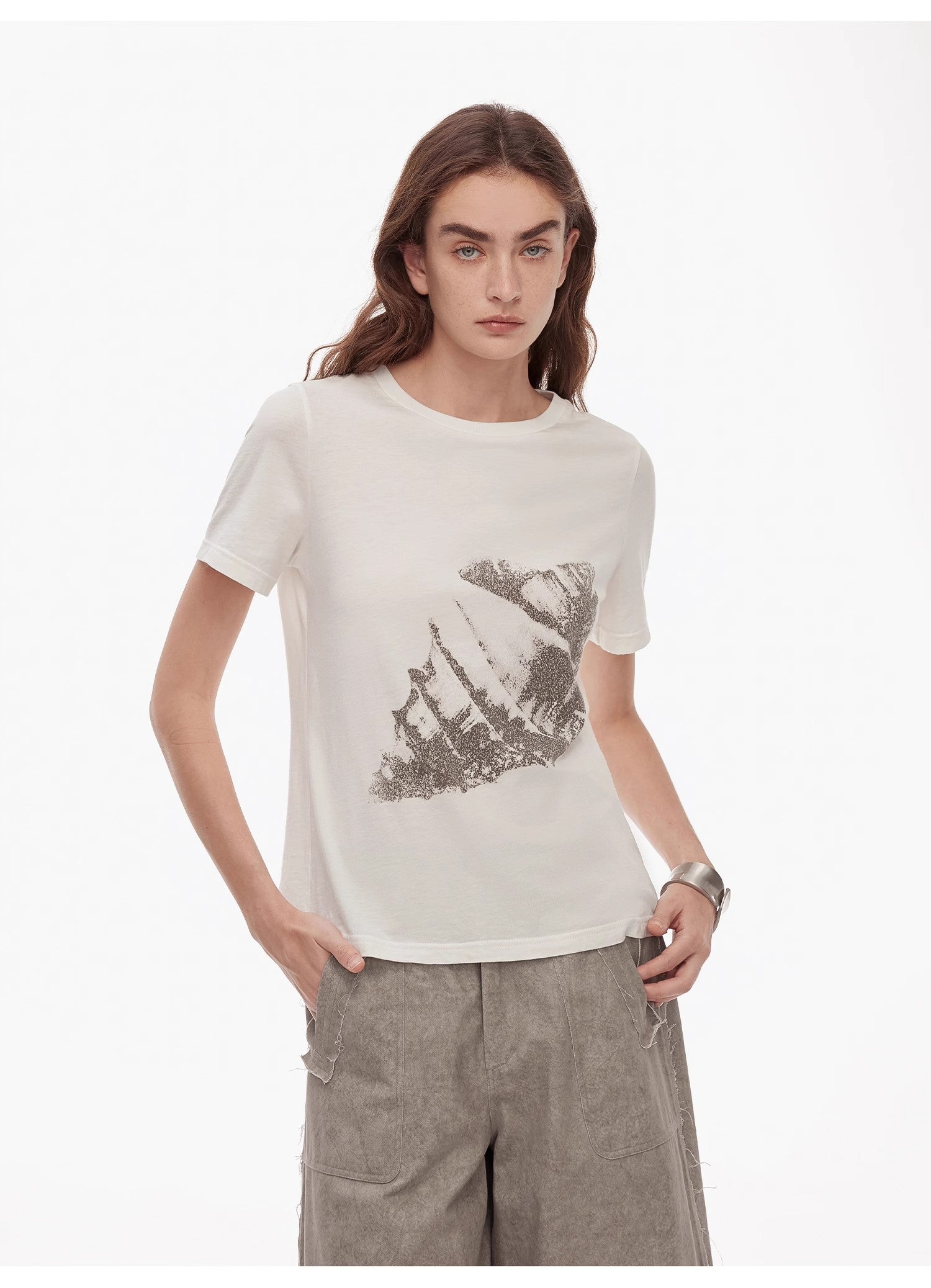 Fashionable and slim fit, all-season original printed, tailored hourglass-style, round neck, short waist T-shirt-1