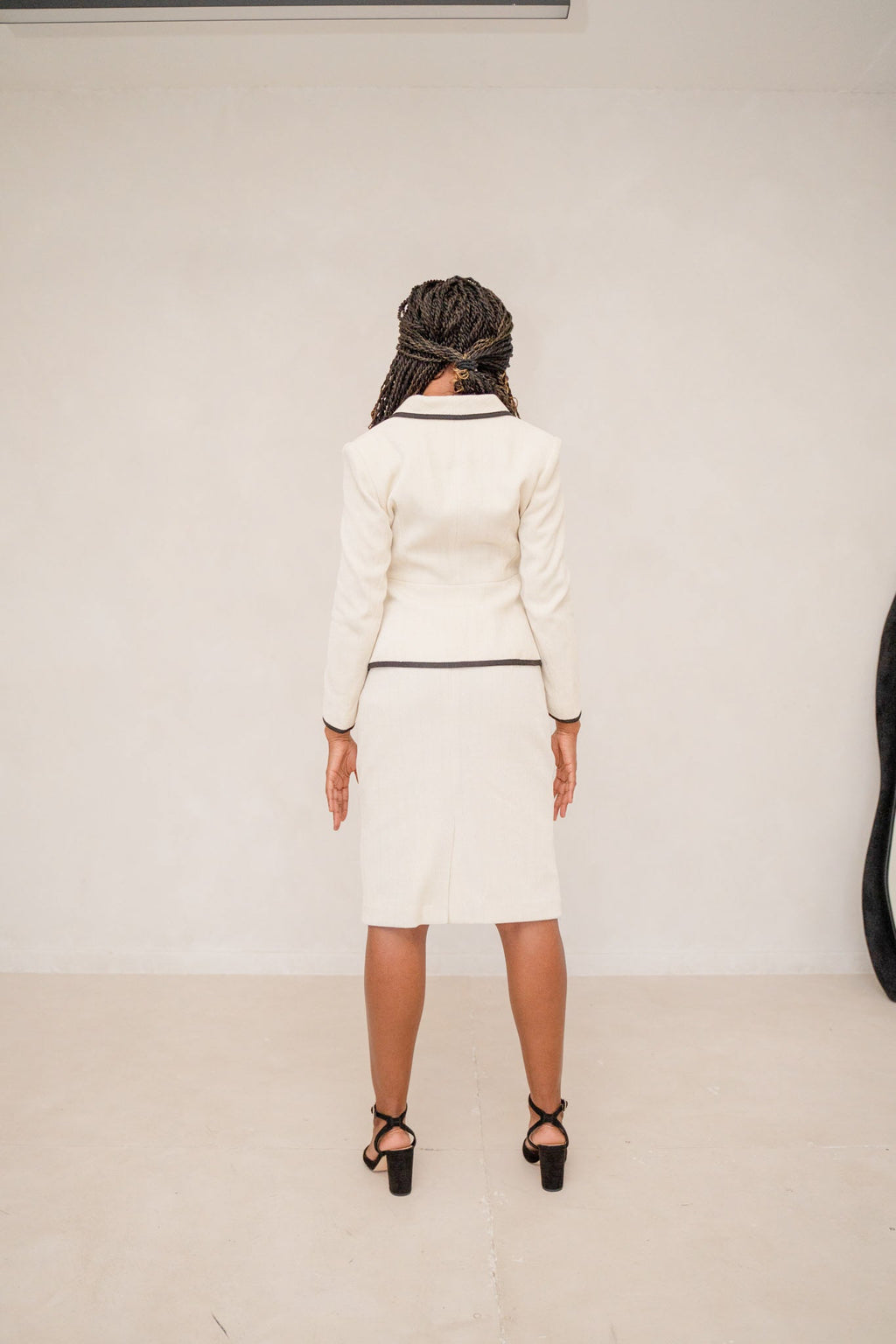 The beige piped peplum tweed skirt suit-3